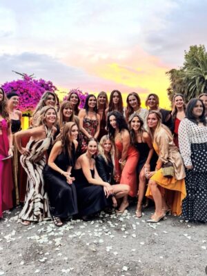 Marcela Sabat Instagram - Tremendo matrimonio se mandaron ¡Felicidades @katherine_echaiz y Javier! Todo increíble 🚀 Los queremos ❤️

💃Me creo lo máximo 😅 con mi outfit @claraedwards_
