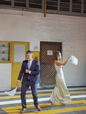 Marcela Sabat Instagram - Tremendo matrimonio se mandaron ¡Felicidades @katherine_echaiz y Javier! Todo increíble 🚀 Los queremos ❤️

💃Me creo lo máximo 😅 con mi outfit @claraedwards_