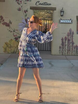 Marg Helgenberger Instagram - Oh hey People!

Hope you’re enjoying your summer. 🌞