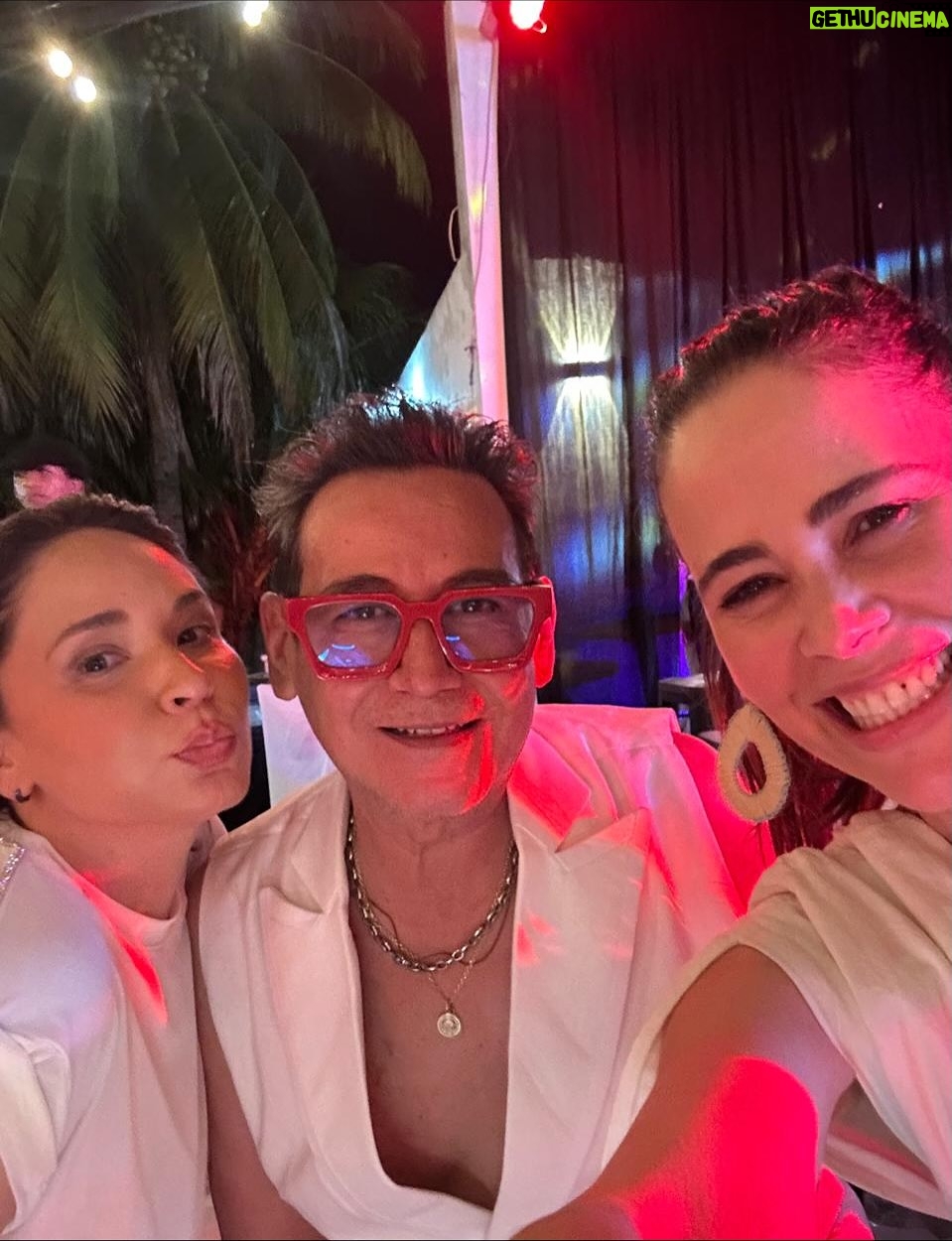 Margarita Magaña - 10.5K Likes - Aquí mis dos últimos meses. 
Yo vivo en Mérida y cuando mis papás me llevan al aeropuerto, mi papá me pregunta si estoy contenta? y yo le contesto. No hay otro lugar donde yo quiera estar mas que en el foro pa! 
 Si extraño a mis hijos y corro a Mérida a verlos! Si extraño a  Adal! Y corro a verlo! Trato de ver a mi hija Shakti en CDMX . 
Pero es como si hubiera encontrado la pata de la mesa que tenía perdida! 💕
Espero me esté explicando! 
Amo trabajar! ❤️! #actuacion #actriz