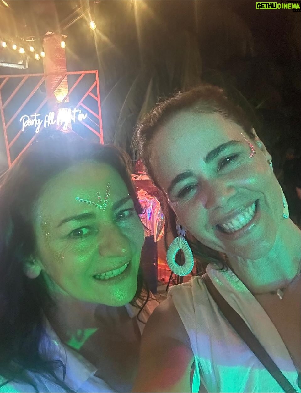 Margarita Magaña - 10.5K Likes - Aquí mis dos últimos meses. 
Yo vivo en Mérida y cuando mis papás me llevan al aeropuerto, mi papá me pregunta si estoy contenta? y yo le contesto. No hay otro lugar donde yo quiera estar mas que en el foro pa! 
 Si extraño a mis hijos y corro a Mérida a verlos! Si extraño a  Adal! Y corro a verlo! Trato de ver a mi hija Shakti en CDMX . 
Pero es como si hubiera encontrado la pata de la mesa que tenía perdida! 💕
Espero me esté explicando! 
Amo trabajar! ❤️! #actuacion #actriz