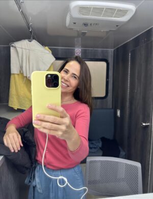 Margarita Magaña Instagram - Aquí mis dos últimos meses.
Yo vivo en Mérida y cuando mis papás me llevan al aeropuerto, mi papá me pregunta si estoy contenta? y yo le contesto. No hay otro lugar donde yo quiera estar mas que en el foro pa!
Si extraño a mis hijos y corro a Mérida a verlos! Si extraño a Adal! Y corro a verlo! Trato de ver a mi hija Shakti en CDMX .
Pero es como si hubiera encontrado la pata de la mesa que tenía perdida! 💕
Espero me esté explicando!
Amo trabajar! ❤️! #actuacion #actriz