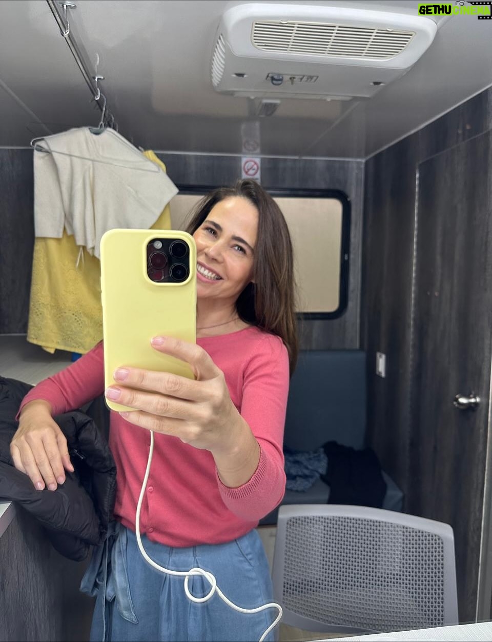 Margarita Magaña - 10.5K Likes - Aquí mis dos últimos meses. 
Yo vivo en Mérida y cuando mis papás me llevan al aeropuerto, mi papá me pregunta si estoy contenta? y yo le contesto. No hay otro lugar donde yo quiera estar mas que en el foro pa! 
 Si extraño a mis hijos y corro a Mérida a verlos! Si extraño a  Adal! Y corro a verlo! Trato de ver a mi hija Shakti en CDMX . 
Pero es como si hubiera encontrado la pata de la mesa que tenía perdida! 💕
Espero me esté explicando! 
Amo trabajar! ❤️! #actuacion #actriz