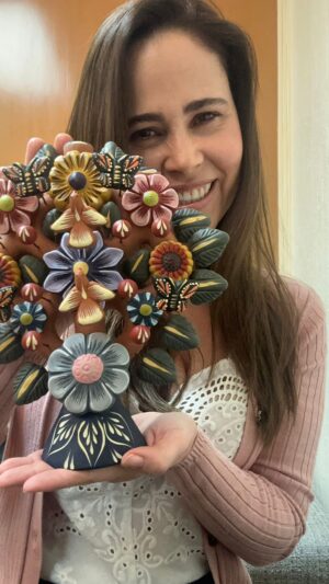 Margarita Magaña Instagram - ** Kits Personalizados con Artesania
Mexicana: Exclusividad para Marcas que Buscan
Dejar Huella
En NCM Cobeauty Internacional elevamos la experiencia de regalo corporativo con kits personalizados que fusionan elegancia, tradición y el valor único de la artesania mexicana.
Pensados especialmente para:
Hoteles boutique
Eventos empresariales
Regalos corporativos de alto valor
Nuestros kits destacan por incluir piezas artesanales elaboradas a mano, como el emblemático Árbol de la Vida, convirtiendo cada detalle en una obra que comunica identidad, historia y distinción.
Opciones disponibles:
Edición Sabor y Espiritu: Mezcal
Edición Sabor y Espiritu: Tequila
Edición Esencias de la Naturaleza: Difusor con aromas
Edición Individual: Árbol de la Vida en tonos ocre o estilo mexicano
Cada kit puede personalizarse según la identidad de tu marca, logrando un obsequio memorable para huéspedes, clientes o colaboradores.
T Un detalle que trasciende y habla por tu marca.
Consulta volúmenes mínimos y ediciones disponibles.
Regalos con intención que llevan el alma de México en cada detalle * NCM COBEAUTY. @ncm_cobeauty