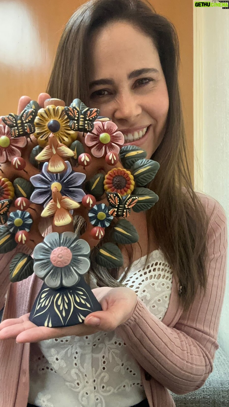 Margarita Magaña - 508 Likes - ** Kits Personalizados con Artesania
Mexicana: Exclusividad para Marcas que Buscan
Dejar Huella
En NCM Cobeauty Internacional elevamos la experiencia de regalo corporativo con kits personalizados que fusionan elegancia, tradición y el valor único de la artesania mexicana.
Pensados especialmente para:
Hoteles boutique
Eventos empresariales
Regalos corporativos de alto valor
Nuestros kits destacan por incluir piezas artesanales elaboradas a mano, como el emblemático Árbol de la Vida, convirtiendo cada detalle en una obra que comunica identidad, historia y distinción.
Opciones disponibles:
Edición Sabor y Espiritu: Mezcal
Edición Sabor y Espiritu: Tequila
Edición Esencias de la Naturaleza: Difusor con aromas
Edición Individual: Árbol de la Vida en tonos ocre o estilo mexicano
Cada kit puede personalizarse según la identidad de tu marca, logrando un obsequio memorable para huéspedes, clientes o colaboradores.
T Un detalle que trasciende y habla por tu marca.
Consulta volúmenes mínimos y ediciones disponibles.
Regalos con intención que llevan el alma de México en cada detalle * NCM COBEAUTY. @ncm_cobeauty
