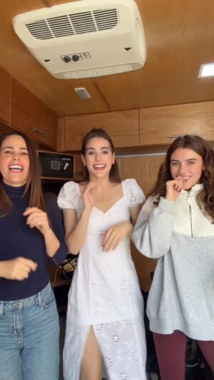 Margarita Magaña Instagram - Aquí en el camper !💃🏻💃🏻💃🏻 @ana_tenan @michpellicer #bailando #divertidas