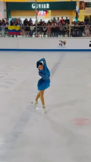 Margarita Magaña Instagram - Les comparto este video de mi hija, *Constanza Palma Magaña*. @constanzapalmamagana Tiene 13 años y es patinadora sobre hielo.
Con Constanza he redescubierto que la disciplina y la pasión por lo que eliges hacen *¡Puuuuum!* 🌟 ¡Son dos combinaciones perfectas!
El proceso deja mucho aprendizaje: cada levantada, cada fiesta cancelada, cada falta a la escuela y tener que hacer la tarea tarde...
Estar entre dos mundos —el de los 13 años y el de querer lograr tus propias metas— requiere gran esfuerzo, pero *se puede*.
Hoy te felicito, Constanza, por el proceso, que a veces se nos olvida que es lo más importante.
¡Sigue creciendo con tus propias elecciones! Papá y yo siempre estaremos aquí como tus guías. 🌟💫❤️
#patinajesobrehielo #patinajeartistico
@femepashidi @icegallerie @joegalo