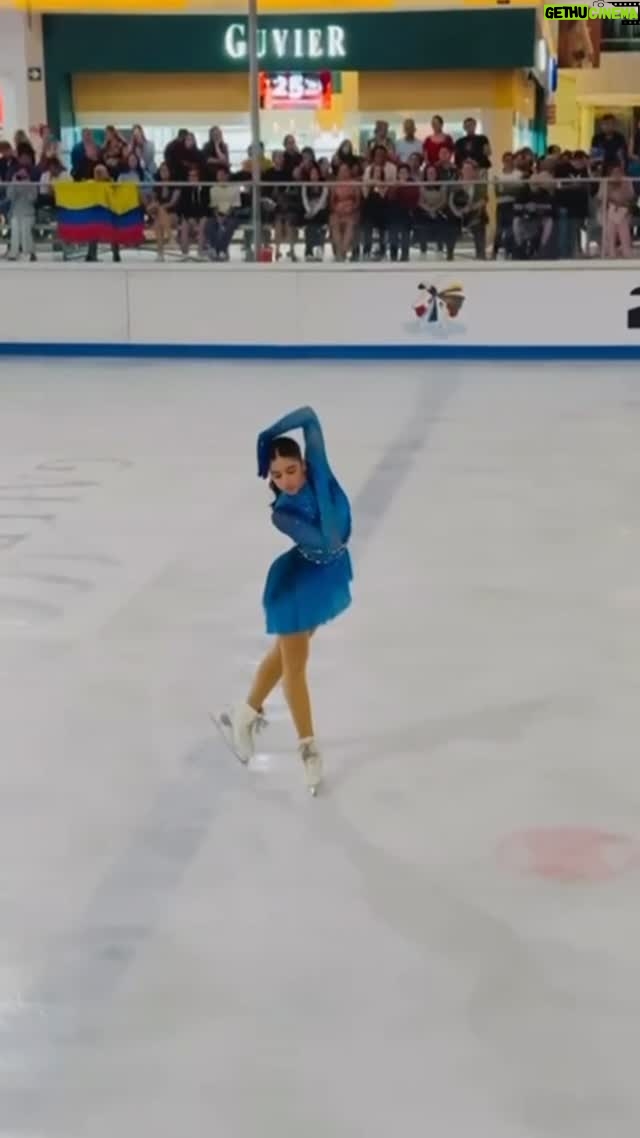 Margarita Magaña - 6.4K Likes - Les comparto este video de mi hija, *Constanza Palma Magaña*. @constanzapalmamagana  Tiene 13 años y es patinadora sobre hielo. 
Con Constanza he redescubierto que la disciplina y la pasión por lo que eliges hacen *¡Puuuuum!* 🌟 ¡Son dos combinaciones perfectas! 
El proceso deja mucho aprendizaje: cada levantada, cada fiesta cancelada, cada falta a la escuela y tener que hacer la tarea tarde... 
Estar entre dos mundos —el de los 13 años y el de querer lograr tus propias metas— requiere gran esfuerzo, pero *se puede*.

Hoy te felicito, Constanza, por el proceso, que a veces se nos olvida que es lo más importante. 
¡Sigue creciendo con tus propias elecciones! Papá y yo siempre estaremos aquí como tus guías. 🌟💫❤️
#patinajesobrehielo #patinajeartistico 

@femepashidi @icegallerie @joegalo