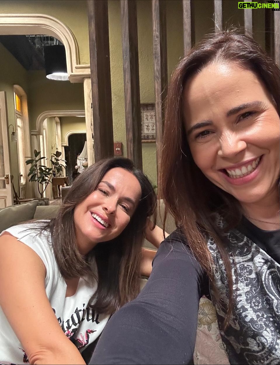 Margarita Magaña - 10.5K Likes - Aquí mis dos últimos meses. 
Yo vivo en Mérida y cuando mis papás me llevan al aeropuerto, mi papá me pregunta si estoy contenta? y yo le contesto. No hay otro lugar donde yo quiera estar mas que en el foro pa! 
 Si extraño a mis hijos y corro a Mérida a verlos! Si extraño a  Adal! Y corro a verlo! Trato de ver a mi hija Shakti en CDMX . 
Pero es como si hubiera encontrado la pata de la mesa que tenía perdida! 💕
Espero me esté explicando! 
Amo trabajar! ❤️! #actuacion #actriz