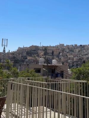 Margo Haddad Instagram - ما أجمل هذه البيوت
تدخُلها
فتشعر أن المكان ثابت
وأنك العابر فقط#بيت الرمان #جبل عمان #margo #margohaddad#jordan