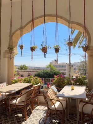 Margo Haddad Instagram - ما أجمل هذه البيوت
تدخُلها
فتشعر أن المكان ثابت
وأنك العابر فقط#بيت الرمان #جبل عمان #margo #margohaddad#jordan