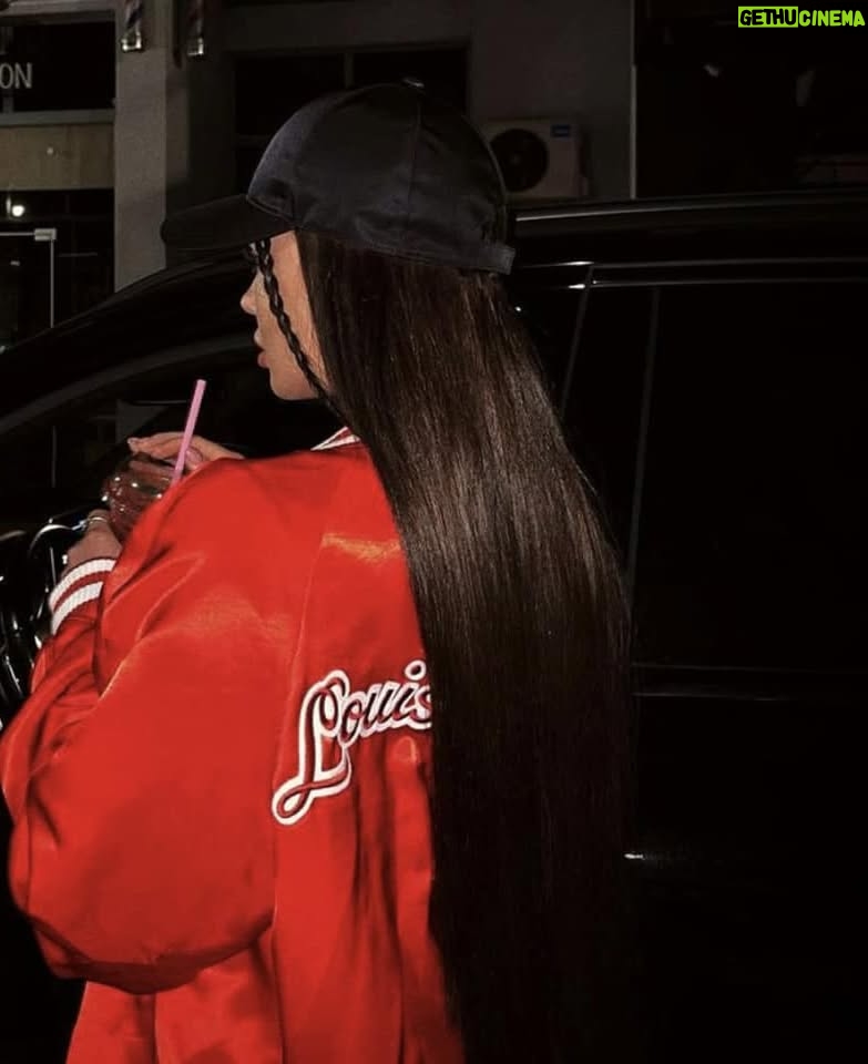 Margo Haddad - 3 Likes - نحن لسنا عمراً أو شكلاً،
‏نحن السفر المدن الكتب التي نقرأها والكلمات التي تتحدث بها، وحلاوة الضحكة وكل دمعة نذرفها، 
‏نحن الموسيقى التي نحبها، والأشياء التي نؤمن بها،
‏نحن الصمت في غرفنا، والمستقبل الذي نحلم به، 
‏في الإنسان الكثير من الجمال، عليه ألا ينسى ذلك. قد لا تعاني من شيء، أنت فقط بحاجة إلى مدينة أخرى، 
‏السفر بغذيني، بخليني اشوف من زوايا أخرى وبكسّر جدران دماغي ليشوف النور ويتوسّع مداه
‏لما يكون في جليد جوّا وضجر وروتين وزعل وفراغات
‏السفر بيحمل مطرقة وبكسر أكوام الثلج ليدخل شعاع الشمس