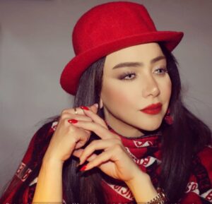 Margo Haddad Instagram - "أن تحظى بأشياء قليلة صادقة خير لك من أن تحظى بأشياء كثيرة مزيّفة،
أن تهتم بالقيمة لا الكَم، وبالجوهر لا المظهر،
وأن تكون كما أنت، تحمل صوتك الخاص، لك رؤيتك التي تُعبّر عنك؛ فذلك مجدٌ لك في زمن التشابه والتناسخ".#مارغو_حداد #margo #margohaddad #love #art #fashion #godislove #woman #jordan