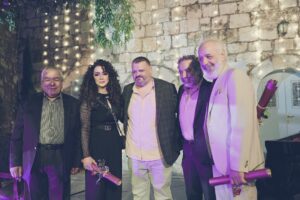 Margo Haddad Instagram - أشكر الفنان فادي الدَّاوُودَ على هذا التكريم
وأشكره أكثر على منحي هذه الثقة الكبيرة في تقديم الأمسية

أن تتحدّث أمام جمهور عن أيمن زيدان
فأنت لا تقدم سيرة فنان فقط
بل تستعرض أثرًا طويلًا، متجذرًا في الوعي العربي
رجلٌ حمل صوته من الشاشة إلى الورق
ومن الدراما إلى الكتابة
وظلّ صادقًا مع نفسه ومع الناس

زيدان لم يكن جزءًا من المشهد
كان جزءًا من الذاكرة
وعمله الأخير “حواجز عابرة” ليس مجرد كتاب
بل تجربة إنسانية مكتوبة بلغة موجعة، لكن عميقة
لغة تتجاوز الحنين، لتواجه السؤال الأصعب:
ماذا بقي فينا بعد كل هذا الخراب؟

وفي قلب هذا الكتاب
تأتي لوحات فادي داوود لا كمرافقة بصرية
بل كصوت موازٍ للنص
لوحات تحمل إحساس النص ذاته
وتضيف طبقة من العمق البصري
كل لوحة لا تشرح النص، بل تقابله
تعكس وجعًا آخر، صامتًا، لكنه حاضر بقوة
وأثبتت أن الفن البصري حين يتجاور مع النص الصادق
يمنحه بُعدًا لا يمكن للكلمات أن تبلغه وحدها

العازف والمؤلف الموسيقي طارق الناصر
الذي رافق زيدان في لحظات فنية خالدة
عاد هذه المرة عبر صوت البيانو
ليضيف إلى الأمسية بعدًا سمعيًّا شفافًا
كان صوته امتدادًا للنص
وذاكرةً موسيقيةً لا تُمحى

كان يومًا مختلفًا
تجربة لن تُنسى
وشرفًا لي أن أكون جزءًا منها

وأضيف:

ما زلت أقرأ الكتاب
بتأنٍ
بصمت يشبه احترامًا مؤجلاً
سأكتب عنه قريبًا، وبالتفصيل
لمن يهمّه أن يعرف أكثر عن هذه المجموعة التي لا تُقرأ، بل تُحسّ

لمن يرغب في مشاهدة الحفل كاملًا، صوتًا وصورة:
[أدخل الرابط هنا]
👇
https://www.facebook.com/share/r/1Brmhytxv8/?mibextid=wwXIfr 
#أيمن_زيدان #رواق_البلقاء #حواجز_عابرة #فادي_داوود #طارق_الناصر #مارغو_حداد#