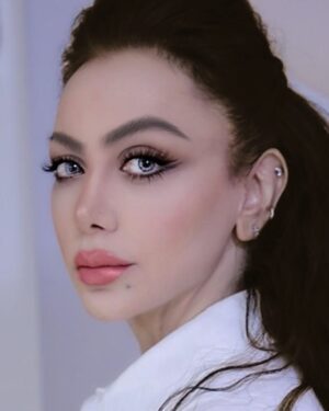 Margo Haddad Instagram - "جرحتني كل الأشياء التي ركضتُ إليها بحب، لذلك أمشي اليوم لكل شيء على مهل وبتروٍّ تام".#مارغوحداد #margohaddad #art #love #live #jordans #dubai #fashion #aum