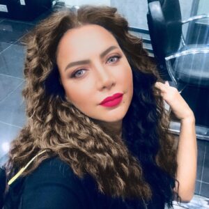 Margo Haddad Instagram - أكبر درس لك :
أنت روح يؤثر فيك كل شيء تُزهر في أماكن وتَذبل في أخرى تجرحك الأيام وتتعافى تُصيبك بعض المواسم بالجفاف، لكنك ترتوي حين تمطر تبدو أجمل في أيام وأقل في أخرى تتعب وتخونك المرايا أحياناً ليس ذلك عيباً أبداً هذه طبيعة حياة البشر ، إننا نضيع في محاولات شرح أنفسنا للآخرين، وأنا لم أعد أرغب في التبرير أو تقديم إجابات أو حتى البحث عن أسباب.أريد أن أتبع إحساسي وأفعل المناسب والمريح لا المنطقي والمفروض.أن أعود إلى نفسي عودة المغترب إلى دياره، وأنعم براحة الوصول بعد التشتت، أكثر شخص تحبّه، سيكون أكبر درس لك في الحياة .كل شيء في حياتك درس. من لجأت له خائفاً ولم تجد عنده طمأنينة، من أحببته بدفء وأحال دفئك إلى صقيع…، دروسٌ وإنْ سحقتك، ستأخذ روحك لتضع فيك روحاً أشدّ قوة للمواجهة والنسيان لا تستهن بأي خطوة ولو كانت صغيرة، فكل شجرة كانت بذرة وكل إنجاز كان فكرة وكل عظيم كان مجهولاً، إذا منتأمل بالحياة منلاقيها تافهة وما بتسوى شي صراع الحياة والموت، إذا منفكر بعمق فيه، منتأكد إنو ما في شي محرز، واليوم هون وبكرا مش هون وما حدا آخد معه شي . اخوي "مالك "اللة يرحمة درس إلي في الحياة دائما . مالك صدقنى مكانك فوق أحلى بكتير 💔 إذا أردت أن تصل إلى السلام الداخلي، تخلَّ عن العائق الأكبر في حياة البشر: الكذب والخوف.لا تخف من فقدان شيء تحبه ولا تخف من حصول شيء تكرهه ولا تخف من عدم الحصول على شيء تنتظره.سلّم أمرك لربك، واطمئن مش كل الناس بتشوف متل بعضها ناس بتشوف بقلبها ناس بتشوف بعينيها وناس عديمة البصر والبصيرة،الحياة قاسية بما يكفي لكن تذكّر أن تكون فخوراً باستمرارك بمحاربتها وتخطّي الصعاب رغم تخدّش داخلك؛سوف تصل ما دمت تحاول. إبدأ من جديد .
