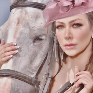 Margo Haddad Instagram - في الخيل عزّه لا يستطيع الإنسان أن يفهمها، إنها تحزن ولا تبوح، وتتألم و لاتنكسر ، أينما يحلُّ الخيل يحلُّ الجمال ..♥️ #margohaddad#مارغو_حداد #ammanjordan🇯🇴 #usa #dubai #artgallery #film_director #