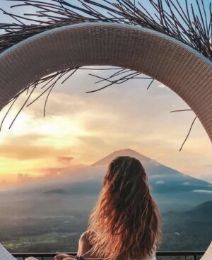 Margo Haddad Instagram - نحن لسنا عمراً أو شكلاً،
نحن السفر المدن الكتب التي نقرأها والكلمات التي تتحدث بها، وحلاوة الضحكة وكل دمعة نذرفها،
نحن الموسيقى التي نحبها، والأشياء التي نؤمن بها،
نحن الصمت في غرفنا، والمستقبل الذي نحلم به،
في الإنسان الكثير من الجمال، عليه ألا ينسى ذلك. قد لا تعاني من شيء، أنت فقط بحاجة إلى مدينة أخرى،
السفر بغذيني، بخليني اشوف من زوايا أخرى وبكسّر جدران دماغي ليشوف النور ويتوسّع مداه
لما يكون في جليد جوّا وضجر وروتين وزعل وفراغات
السفر بيحمل مطرقة وبكسر أكوام الثلج ليدخل شعاع الشمس