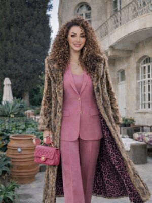 Margo Haddad Instagram - ما أجمل هذه البيوت
تدخُلها
فتشعر أن المكان ثابت
وأنك العابر فقط#بيت الرمان #جبل عمان #margo #margohaddad#jordan