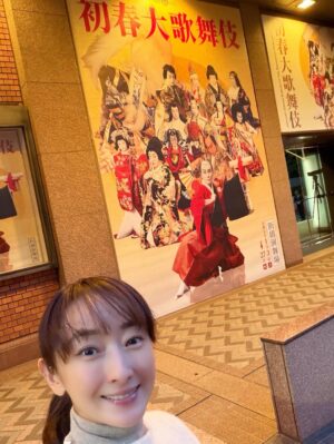Mari Hanafusa Instagram - 昨日は新橋演舞場に初春大歌舞伎の初日を観に行きました。

私は夜の部を拝見したのですが、市川團十郎さんの素晴らしさは勿論のこと、市川ぼたんさんは美しく、市川新之助さんはまだ12歳なのに力強く、本当に素晴らしかったです。

特に親子三人の春興鏡獅子は本当に本当に素晴らしかったです✨✨✨

お正月に歌舞伎を観るってやはり良いですね☺️

私も頑張らなくちゃ！