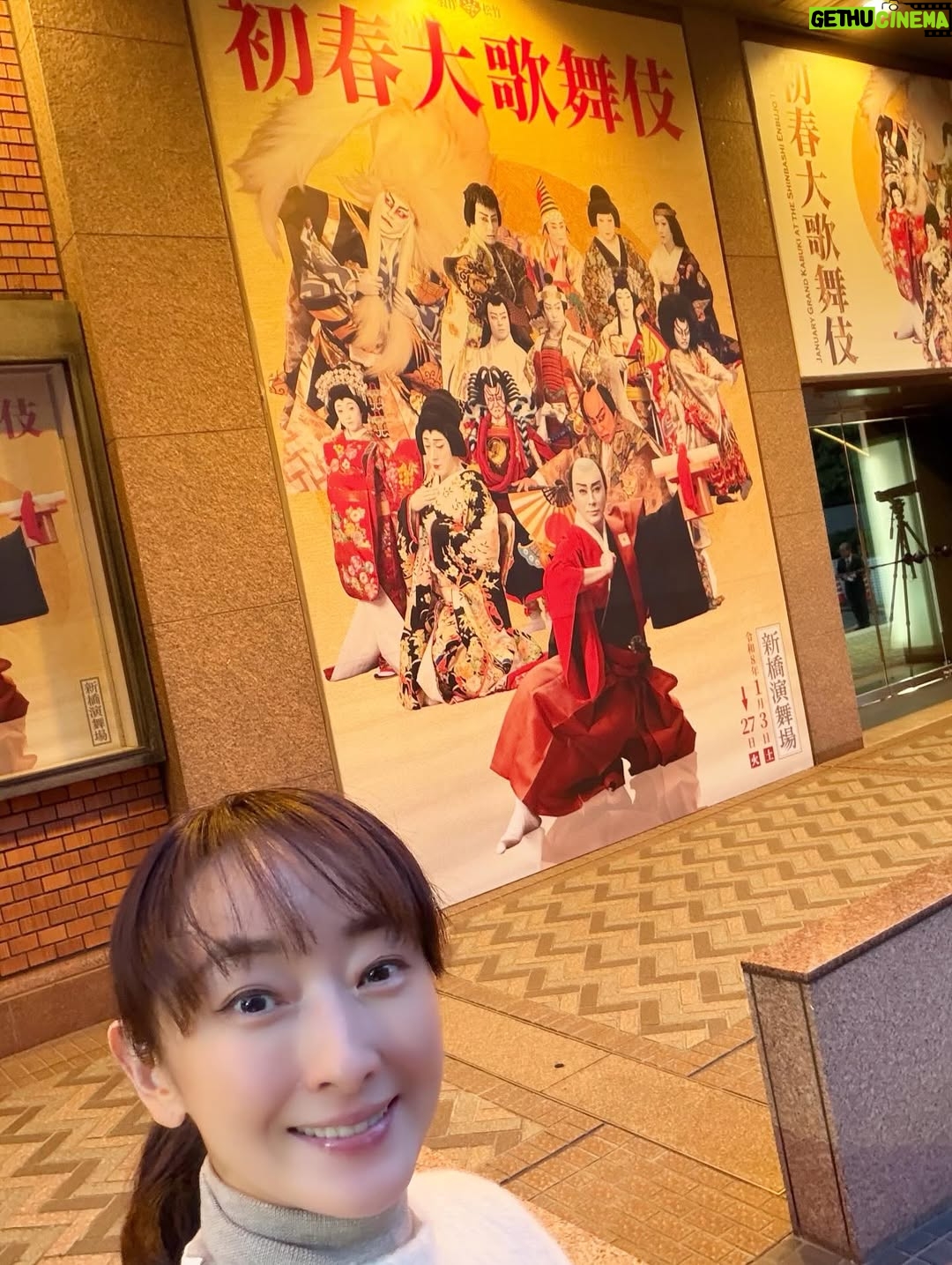 Mari Hanafusa - 4.6K Likes - 昨日は新橋演舞場に初春大歌舞伎の初日を観に行きました。

私は夜の部を拝見したのですが、市川團十郎さんの素晴らしさは勿論のこと、市川ぼたんさんは美しく、市川新之助さんはまだ12歳なのに力強く、本当に素晴らしかったです。

特に親子三人の春興鏡獅子は本当に本当に素晴らしかったです✨✨✨

お正月に歌舞伎を観るってやはり良いですね☺️

私も頑張らなくちゃ！