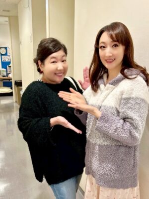 Mari Hanafusa Instagram - インスタアップ遅くなりましたが、昨日より「バグダッド・カフェ」愛知公演に来ております！
明日で終わりですが、昨日、今日と暖かい拍手と笑い声に包まれて楽しく公演させていただいております！

写真はアップするのが遅くなってしまいましたが、東京公演の時に観にきてくださった馬場ちゃん（馬場園梓ちゃん）と麗禾ちゃん（堀越麗禾ちゃん）です。

お二方とも久しぶりに会えてとても嬉しかったです☺️

明日は愛知公演、千穐楽。あっという間でしたが素敵な一日になります様に✨✨✨

#馬場園梓  さん#堀越麗禾　さん#市川ぼたん　さん#バグダッドカフェ#花總まり