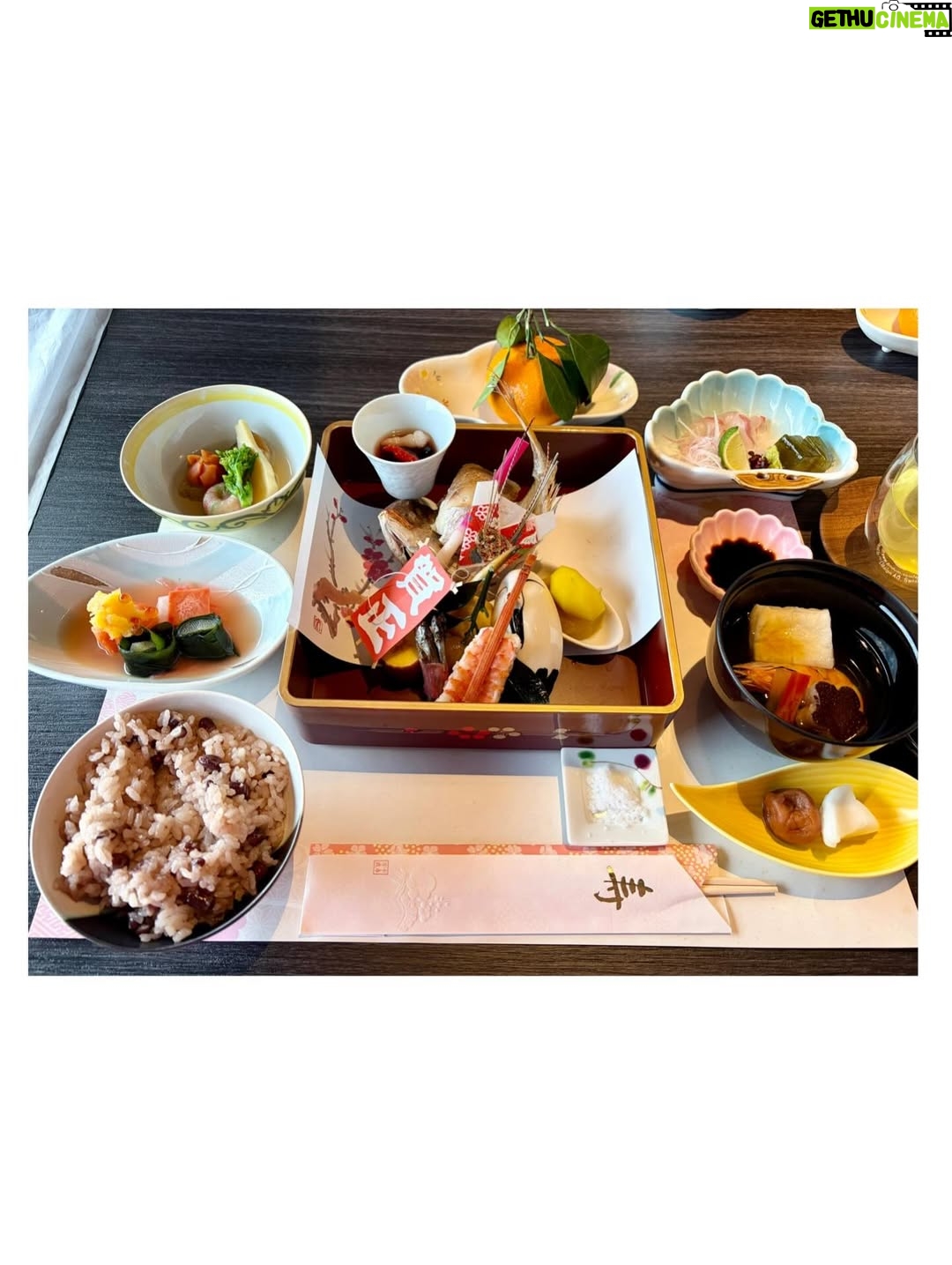 Mari Hanafusa - 5.8K Likes - 明けましておめでとうございます🎍
2026年、1月1日🌅
新しい年がスタートしましたね☺️

みんなが笑顔あふれる一年になりますように✨✨

本年もどうか宜しくお願い致します。