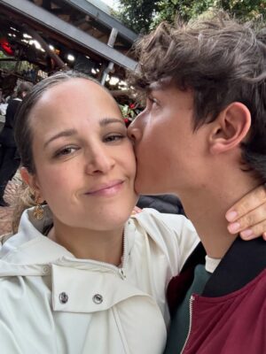 María Barreto Instagram - Enamorada hasta los tuétanos de este par 🎄
.
.
.
@martin_ruiz1001 #sonmishijitos #graciasdios #proudymom #inlove