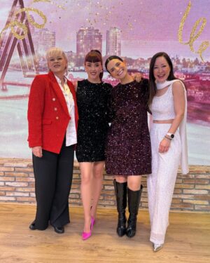 María Cecilia Botero Instagram - Vecinas, ¡feliz Año Nuevo! 🎆

Gracias por cada mensaje, por estar conectadas con nosotras y ser parte de esta comunidad. 💗

¡Nos vemos en el 2026 con más historias, risas y conversaciones sin filtro! ✨