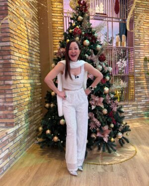 María Cecilia Botero Instagram - Vecinas, ¡feliz Año Nuevo! 🎆

Gracias por cada mensaje, por estar conectadas con nosotras y ser parte de esta comunidad. 💗

¡Nos vemos en el 2026 con más historias, risas y conversaciones sin filtro! ✨
