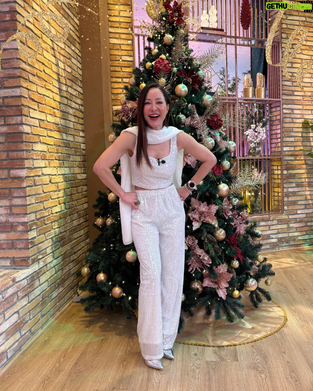María Cecilia Botero - 1.7K Likes - Vecinas, ¡feliz Año Nuevo! 🎆

Gracias por cada mensaje, por estar conectadas con nosotras y ser parte de esta comunidad. 💗

¡Nos vemos en el 2026 con más historias, risas y conversaciones sin filtro! ✨