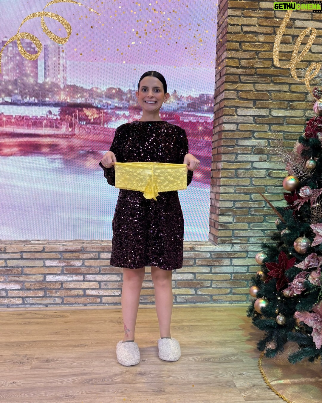 María Cecilia Botero - 1.7K Likes - Vecinas, ¡feliz Año Nuevo! 🎆

Gracias por cada mensaje, por estar conectadas con nosotras y ser parte de esta comunidad. 💗

¡Nos vemos en el 2026 con más historias, risas y conversaciones sin filtro! ✨