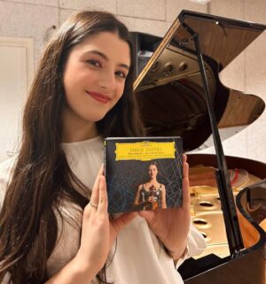 María Dueñas Instagram - Today is the day!🥳💿
It feels incredible to finally hold this album in my hands, my very own recording of all Paganini Caprices. I’m so grateful to everyone making it possible, especially to my @dgclassics team for trusting me on this crazy recording project. This feels like a special milestone in my life as a violinist - a nod to “little María” learning her first Paganini caprice over ten years ago. I hope you enjoy listening!