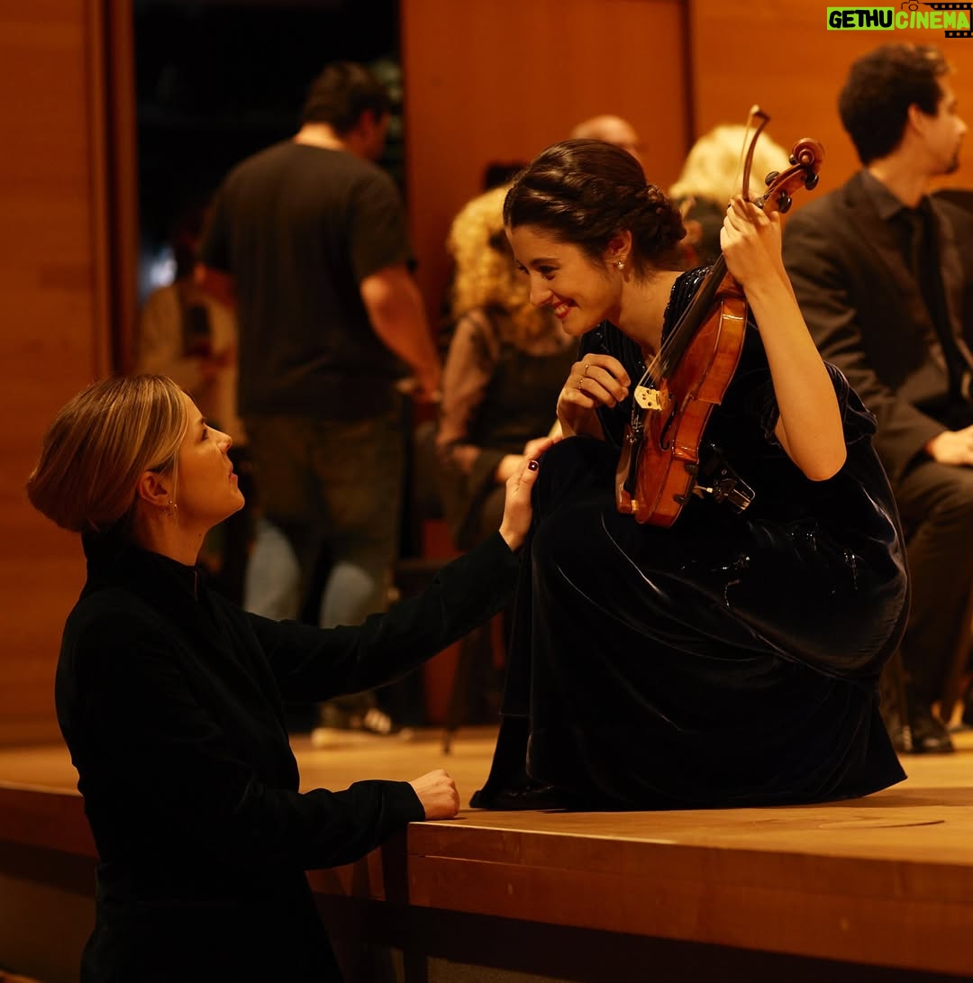 María Dueñas - 6.8K Likes - “Measures for a Funeral” to be screened in Granada! 🎬
Me hace muchísima ilusión que la película “Measures for a Funeral” se vaya a proyectar en mi ciudad Granada, en el Teatro Isabel la Católica el 22 de octubre. En ella, tengo el placer de revivir el espíritu de la violinista Kathleen Parlow, interpretando el poco conocido concierto para violín de Halvorsen con @orchestre_metropolitain y @nezetseguin .
En honor a eso, aquí va una pequeña recopilación de algunos momentos detrás de las cámaras de este rodaje tan increíble, desde Toronto, Oslo y Montreal. Lamentablemente la película aún no está traducida al español, pero sin duda la música funciona como lenguaje universal :)
¡Que lo disfruten mucho!

📸: @calvinthomas