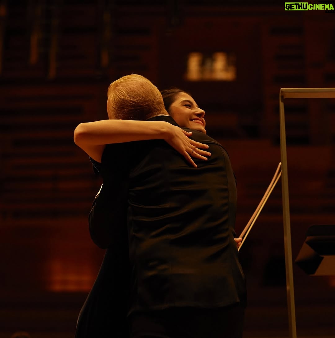 María Dueñas - 6.8K Likes - “Measures for a Funeral” to be screened in Granada! 🎬
Me hace muchísima ilusión que la película “Measures for a Funeral” se vaya a proyectar en mi ciudad Granada, en el Teatro Isabel la Católica el 22 de octubre. En ella, tengo el placer de revivir el espíritu de la violinista Kathleen Parlow, interpretando el poco conocido concierto para violín de Halvorsen con @orchestre_metropolitain y @nezetseguin .
En honor a eso, aquí va una pequeña recopilación de algunos momentos detrás de las cámaras de este rodaje tan increíble, desde Toronto, Oslo y Montreal. Lamentablemente la película aún no está traducida al español, pero sin duda la música funciona como lenguaje universal :)
¡Que lo disfruten mucho!

📸: @calvinthomas