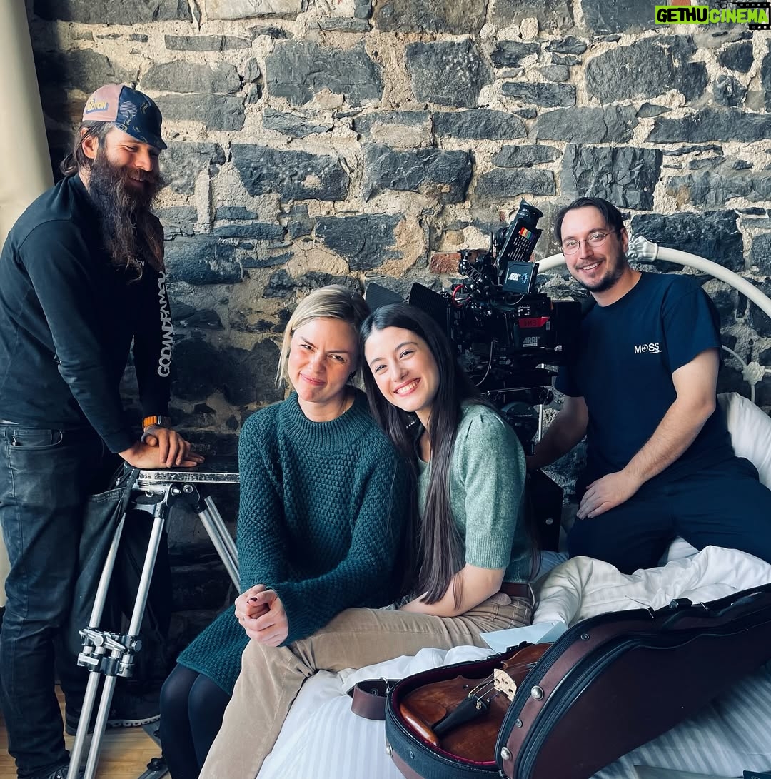 María Dueñas - 6.8K Likes - “Measures for a Funeral” to be screened in Granada! 🎬
Me hace muchísima ilusión que la película “Measures for a Funeral” se vaya a proyectar en mi ciudad Granada, en el Teatro Isabel la Católica el 22 de octubre. En ella, tengo el placer de revivir el espíritu de la violinista Kathleen Parlow, interpretando el poco conocido concierto para violín de Halvorsen con @orchestre_metropolitain y @nezetseguin .
En honor a eso, aquí va una pequeña recopilación de algunos momentos detrás de las cámaras de este rodaje tan increíble, desde Toronto, Oslo y Montreal. Lamentablemente la película aún no está traducida al español, pero sin duda la música funciona como lenguaje universal :)
¡Que lo disfruten mucho!

📸: @calvinthomas