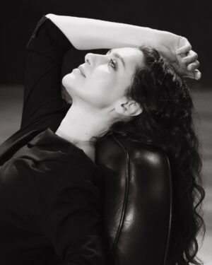 Maria Fernanda Cândido Instagram - Em janeiro do ano passado, tive o prazer de fotografar a atriz Maria Fernanda Cândido @mariafernandacandidooficial em “Balada Acima do Abismo”, espetáculo que inaugurou o então Teatro D Jaraguá, hoje @teatrobdojaragua Teatro BDO Jaraguá. Um encontro especial entre teatro, luz e sensibilidade.
Além das fotos de cena, criamos um ensaio no palco, em clima de retrato hollywoodiano noir — íntimo, elegante, feito de sombras e silêncio. Um privilégio acompanhar de perto a presença e a entrega de uma atriz tão luminosa.
Nada disso teria sido possível sem o renascimento desse espaço tão simbólico. Meu profundo agradecimento a Darson Ribeiro @darsonribeiro , diretor do teatro, cujo talento e expertise empresarial foram decisivos para o nascimento do hoje Teatro BDO Jaraguá @teatrobdojaragua . Sua visão transformou um edifício histórico em um organismo vivo, novamente aberto à arte, e à emoção.
Um trabalho que me trouxe alegria, prazer e a certeza de estar exatamente onde eu deveria estar: entre a arte, o tempo e o olhar.
@mariafernandacandidooficial
@darsonribeiro
@teatrobdojaragua
Fotografia @moisespazianotto