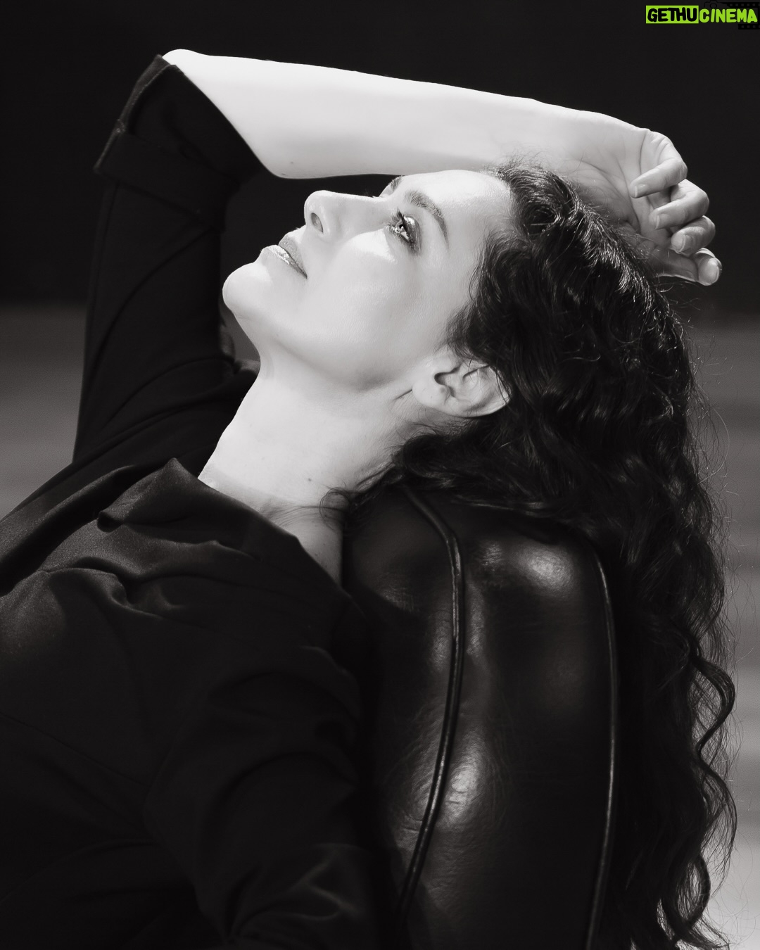 Maria Fernanda Cândido - 11.1K Likes - Em janeiro do ano passado, tive o prazer de fotografar a atriz Maria Fernanda Cândido @mariafernandacandidooficial em “Balada Acima do Abismo”, espetáculo que inaugurou o então Teatro D Jaraguá, hoje @teatrobdojaragua Teatro BDO Jaraguá. Um encontro especial entre teatro, luz e sensibilidade.

Além das fotos de cena, criamos um ensaio no palco, em clima de retrato hollywoodiano noir — íntimo, elegante, feito de sombras e silêncio. Um privilégio acompanhar de perto a presença e a entrega de uma atriz tão luminosa.

Nada disso teria sido possível sem o renascimento desse espaço tão simbólico. Meu profundo agradecimento a Darson Ribeiro @darsonribeiro , diretor do teatro, cujo talento e expertise empresarial foram decisivos para o nascimento do hoje Teatro BDO Jaraguá @teatrobdojaragua . Sua visão transformou um edifício histórico em um organismo vivo, novamente aberto à arte,  e à emoção.

Um trabalho que me trouxe alegria, prazer e a certeza de estar exatamente onde eu deveria estar: entre a arte, o tempo e o olhar.

@mariafernandacandidooficial 
@darsonribeiro 
@teatrobdojaragua 
Fotografia @moisespazianotto