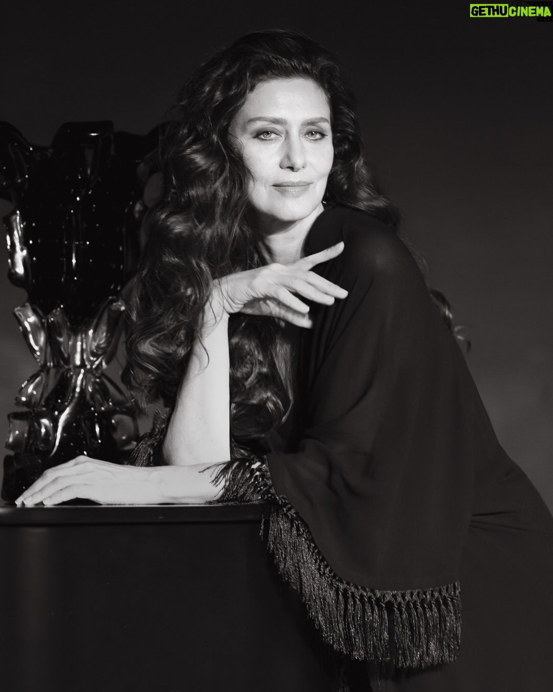 Maria Fernanda Cândido - 11.1K Likes - Em janeiro do ano passado, tive o prazer de fotografar a atriz Maria Fernanda Cândido @mariafernandacandidooficial em “Balada Acima do Abismo”, espetáculo que inaugurou o então Teatro D Jaraguá, hoje @teatrobdojaragua Teatro BDO Jaraguá. Um encontro especial entre teatro, luz e sensibilidade.

Além das fotos de cena, criamos um ensaio no palco, em clima de retrato hollywoodiano noir — íntimo, elegante, feito de sombras e silêncio. Um privilégio acompanhar de perto a presença e a entrega de uma atriz tão luminosa.

Nada disso teria sido possível sem o renascimento desse espaço tão simbólico. Meu profundo agradecimento a Darson Ribeiro @darsonribeiro , diretor do teatro, cujo talento e expertise empresarial foram decisivos para o nascimento do hoje Teatro BDO Jaraguá @teatrobdojaragua . Sua visão transformou um edifício histórico em um organismo vivo, novamente aberto à arte,  e à emoção.

Um trabalho que me trouxe alegria, prazer e a certeza de estar exatamente onde eu deveria estar: entre a arte, o tempo e o olhar.

@mariafernandacandidooficial 
@darsonribeiro 
@teatrobdojaragua 
Fotografia @moisespazianotto