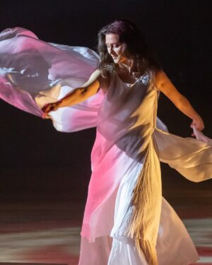 Maria Fernanda Cândido Instagram - Em janeiro do ano passado, tive o prazer de fotografar a atriz Maria Fernanda Cândido @mariafernandacandidooficial em “Balada Acima do Abismo”, espetáculo que inaugurou o então Teatro D Jaraguá, hoje @teatrobdojaragua Teatro BDO Jaraguá. Um encontro especial entre teatro, luz e sensibilidade.
Além das fotos de cena, criamos um ensaio no palco, em clima de retrato hollywoodiano noir — íntimo, elegante, feito de sombras e silêncio. Um privilégio acompanhar de perto a presença e a entrega de uma atriz tão luminosa.
Nada disso teria sido possível sem o renascimento desse espaço tão simbólico. Meu profundo agradecimento a Darson Ribeiro @darsonribeiro , diretor do teatro, cujo talento e expertise empresarial foram decisivos para o nascimento do hoje Teatro BDO Jaraguá @teatrobdojaragua . Sua visão transformou um edifício histórico em um organismo vivo, novamente aberto à arte, e à emoção.
Um trabalho que me trouxe alegria, prazer e a certeza de estar exatamente onde eu deveria estar: entre a arte, o tempo e o olhar.
@mariafernandacandidooficial
@darsonribeiro
@teatrobdojaragua
Fotografia @moisespazianotto