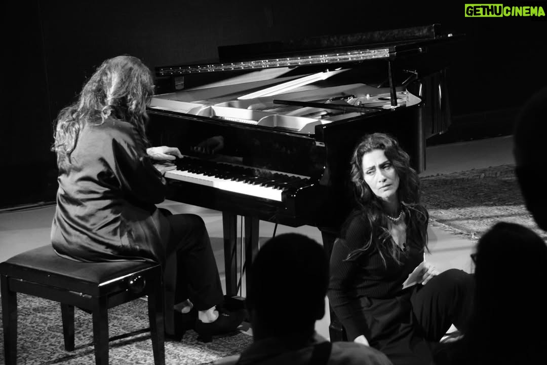 Maria Fernanda Cândido - 2.9K Likes - Bonjour! Pra vocês cenas de Ballade au dessus de l’Abîme, com a direção contundente e sensível de Maurice Durozier, meu diretor na montagem francesa. Nas fotos de @claudiobelizario eu e Sônia Rubinsky sob a luz esculpida e poética de Virginie Le Coënt. Estou vivendo intensamente a aventura de levar Clarice Lispector e Villa Lobos para um dos teatros mais importantes do mundo, esse palco sagrado que é o Théâtre do Soleil. Espero vocês! Tickets on line no link da bio.