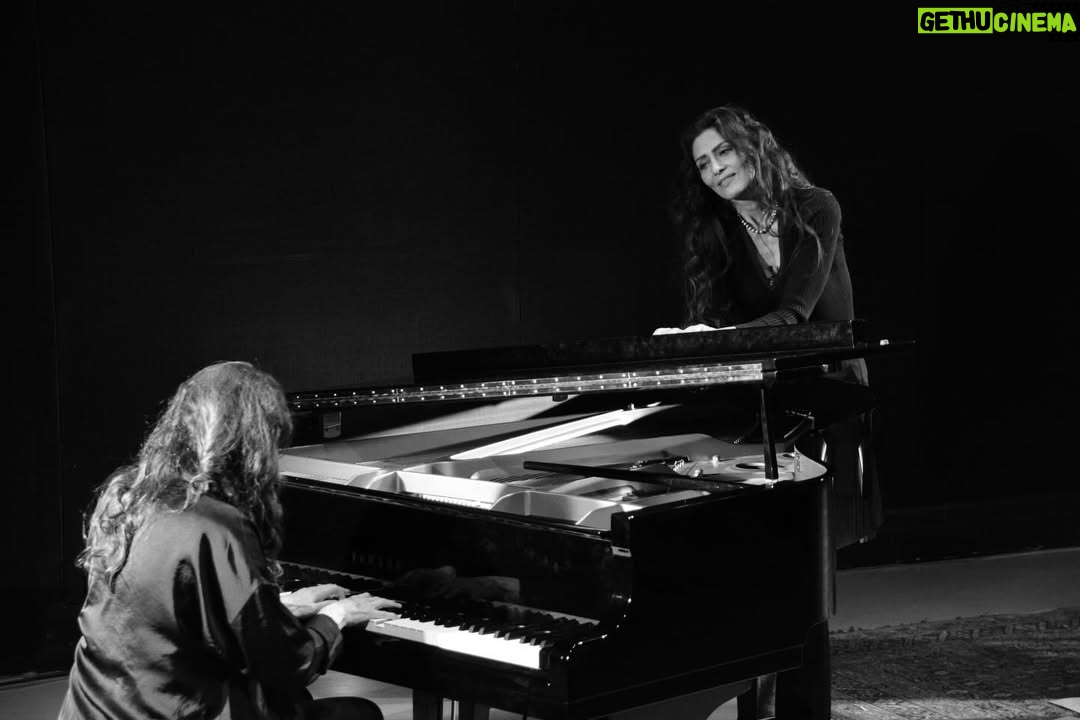 Maria Fernanda Cândido - 2.9K Likes - Bonjour! Pra vocês cenas de Ballade au dessus de l’Abîme, com a direção contundente e sensível de Maurice Durozier, meu diretor na montagem francesa. Nas fotos de @claudiobelizario eu e Sônia Rubinsky sob a luz esculpida e poética de Virginie Le Coënt. Estou vivendo intensamente a aventura de levar Clarice Lispector e Villa Lobos para um dos teatros mais importantes do mundo, esse palco sagrado que é o Théâtre do Soleil. Espero vocês! Tickets on line no link da bio.