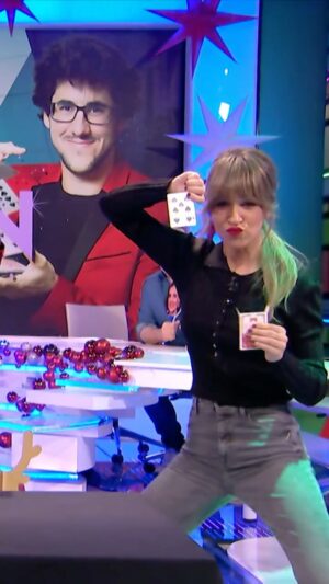 María Gómez Instagram - El ilusionista Borja Montón @dominalamagia y @maria.gomezg hacen un truco con cartas ¡in your face! 😮