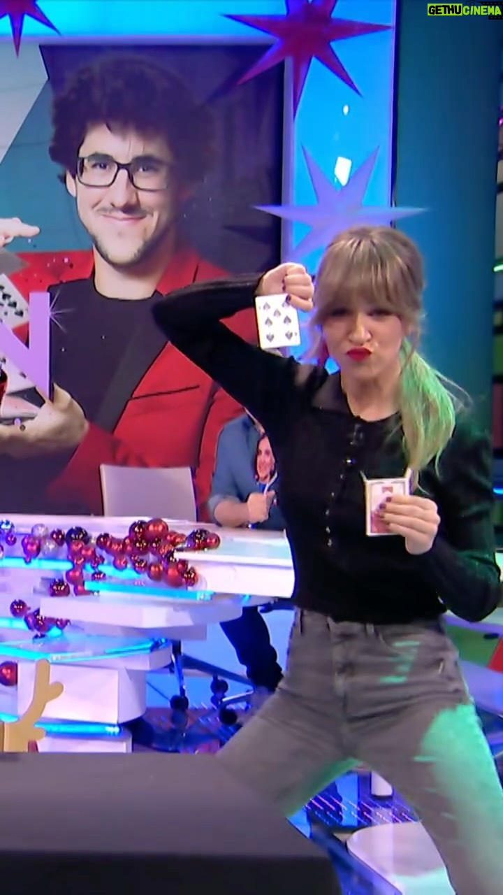 María Gómez - 521 Likes - El ilusionista Borja Montón @dominalamagia y @maria.gomezg hacen un truco con cartas ¡in your face! 😮