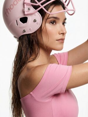 María González Roesch Instagram - El glow de @rhode 🤍
No es filtro… es rhode AI 🤫✨
#skincare #photoshoot #rhode