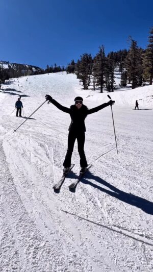 María González Roesch Instagram - Felicidad máxima en 3,2,1 ❄️⛷️🏔️
#ski #snow #skiing #skitrip