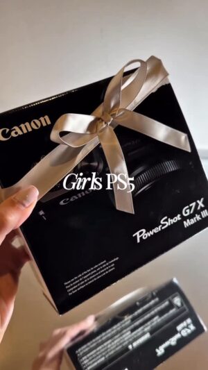 María González Roesch Instagram - ¡Por fiin la conseguí! 📷 Girls PS5 😍
Nos esperan muchas aventuras juntas 🥹✨
#unboxing #canon #canong7x #canong7xmarkiii #girls
