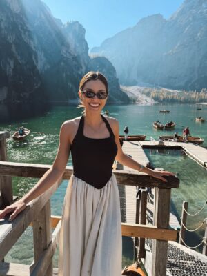 María González Roesch Instagram - Y para quienes me han preguntado este paraíso se llama Lago di Braies y es uno de los lugares más mágicos que he conocido 🥹🩵
Queda en Trentino-Alto Adigio, norte de Italia, en el Parque Natural Fanes-Sennes-Braies. 🏔️
Tiene una ruta circular de 4 km que bordea sus orillas, entonces se puede caminar alrededor y también se pueden alquilar 🛶 para navegar por el lago. ✨
#dolomiti #lagodibraies #braies #dolomites #italia