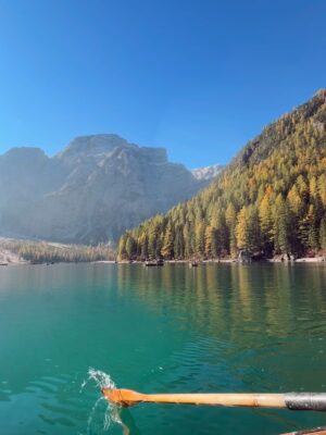 María González Roesch Instagram - Y para quienes me han preguntado este paraíso se llama Lago di Braies y es uno de los lugares más mágicos que he conocido 🥹🩵
Queda en Trentino-Alto Adigio, norte de Italia, en el Parque Natural Fanes-Sennes-Braies. 🏔️
Tiene una ruta circular de 4 km que bordea sus orillas, entonces se puede caminar alrededor y también se pueden alquilar 🛶 para navegar por el lago. ✨
#dolomiti #lagodibraies #braies #dolomites #italia