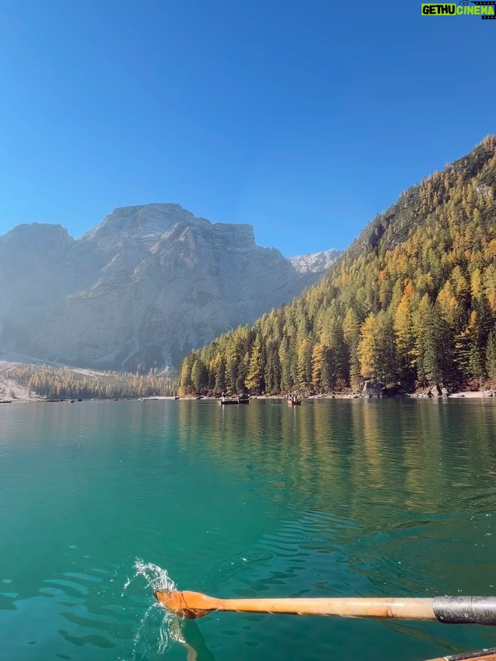 María González Roesch - 3 Likes - Y para quienes me han preguntado este paraíso se llama Lago di Braies y es uno de los lugares más mágicos que he conocido 🥹🩵 

Queda en Trentino-Alto Adigio, norte de Italia, en el Parque Natural Fanes-Sennes-Braies. 🏔️ 

Tiene una ruta circular de 4 km que bordea sus orillas, entonces se puede caminar alrededor y también se pueden alquilar 🛶 para navegar por el lago. ✨

#dolomiti #lagodibraies #braies #dolomites #italia
